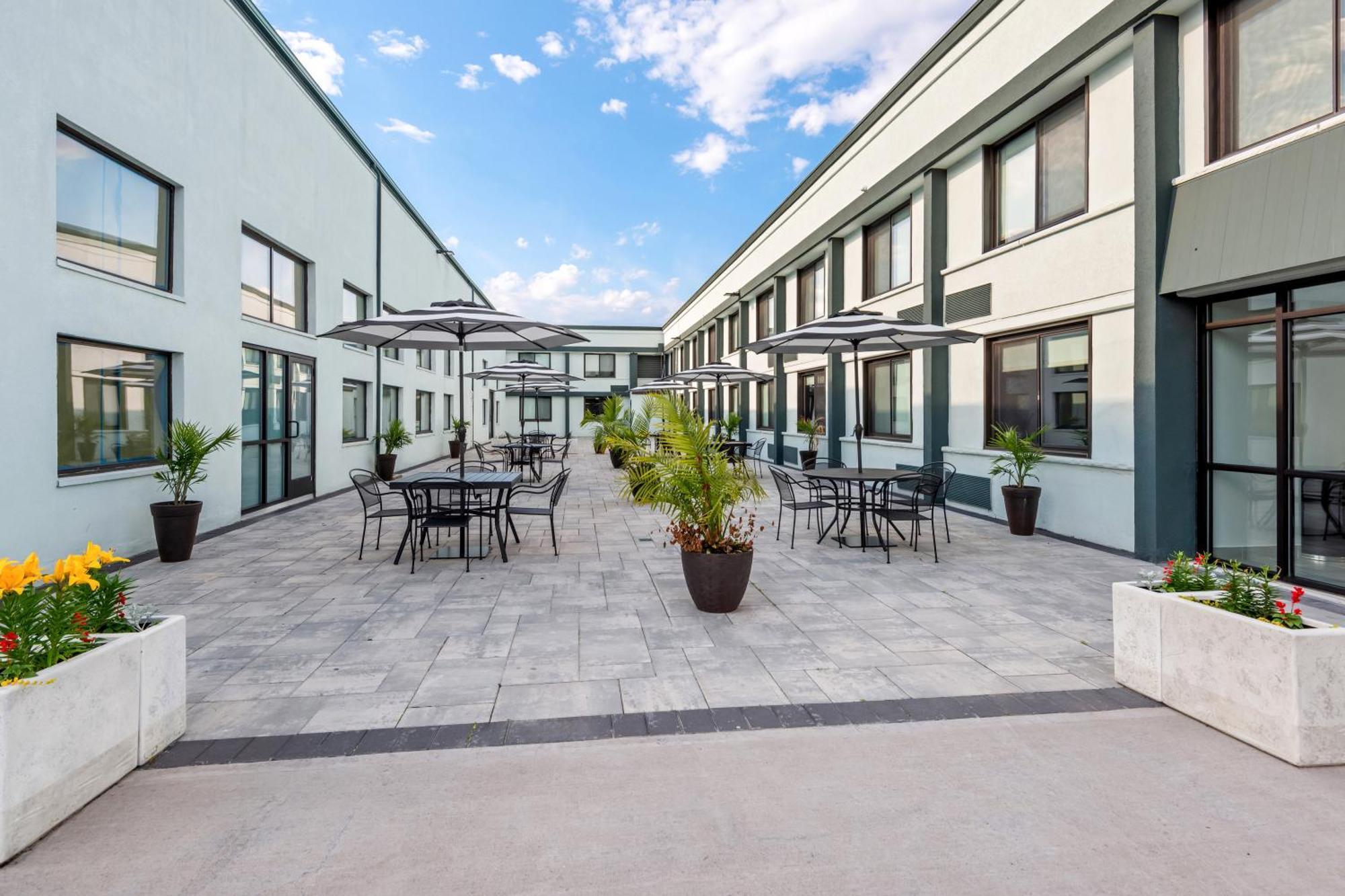 Hometowne Studios By Red Roof & Conference Center Cortland Eksteriør billede