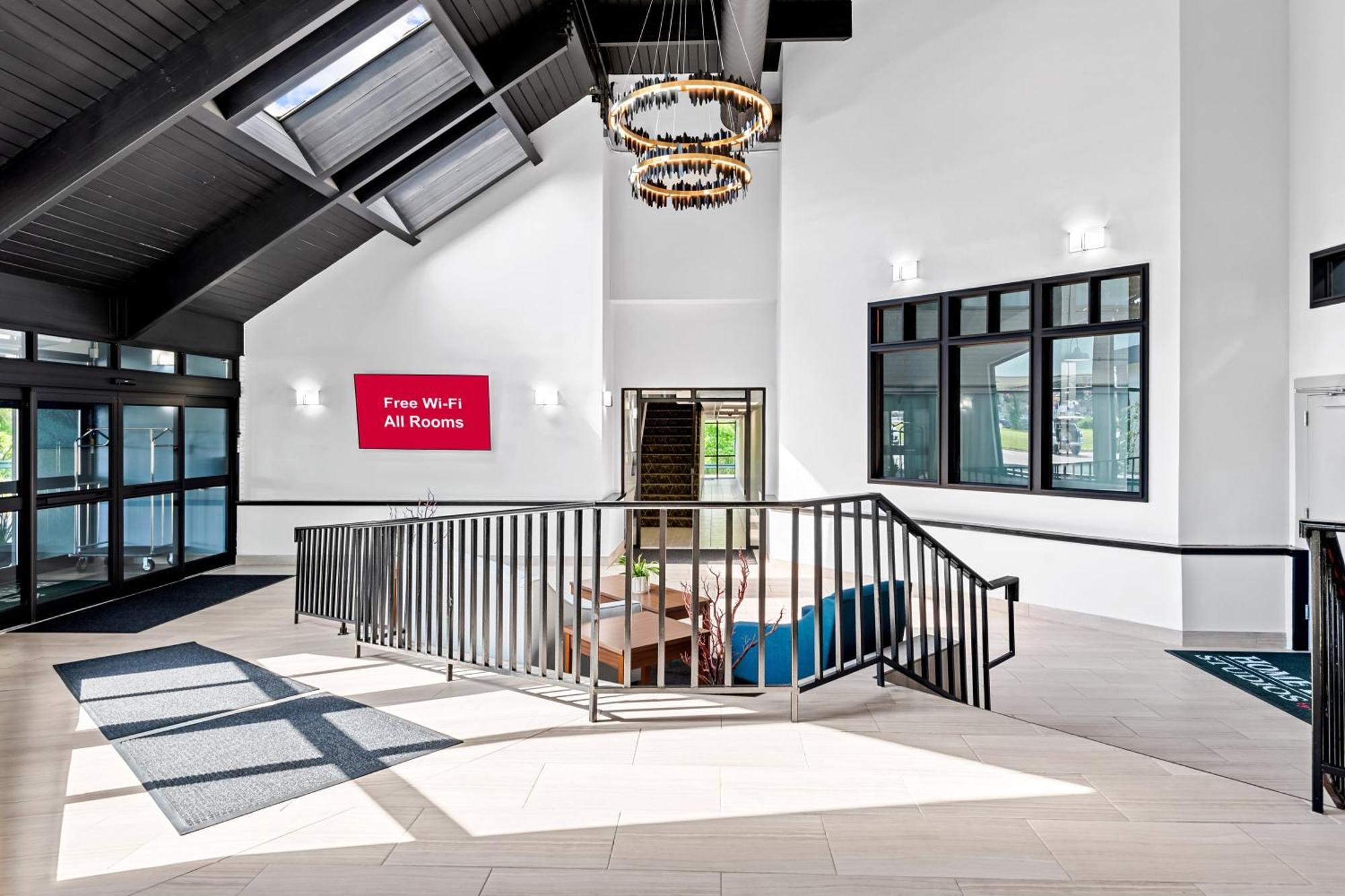 Hometowne Studios By Red Roof & Conference Center Cortland Eksteriør billede