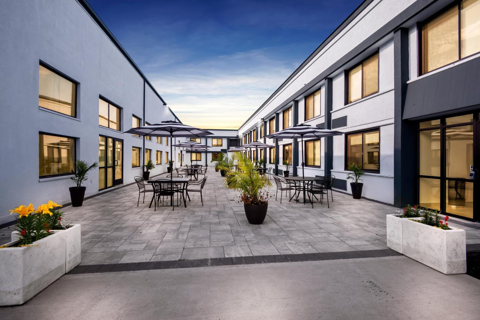 Hometowne Studios By Red Roof & Conference Center Cortland Eksteriør billede