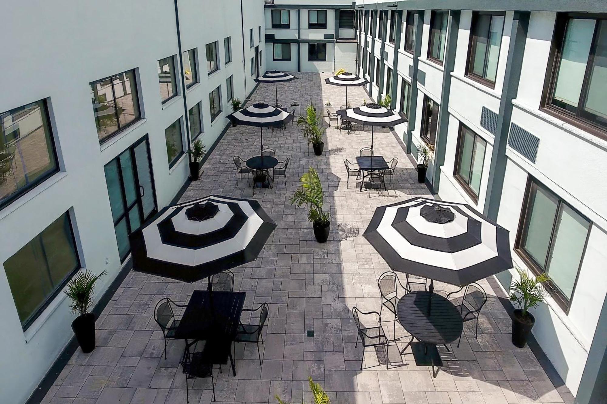 Hometowne Studios By Red Roof & Conference Center Cortland Eksteriør billede